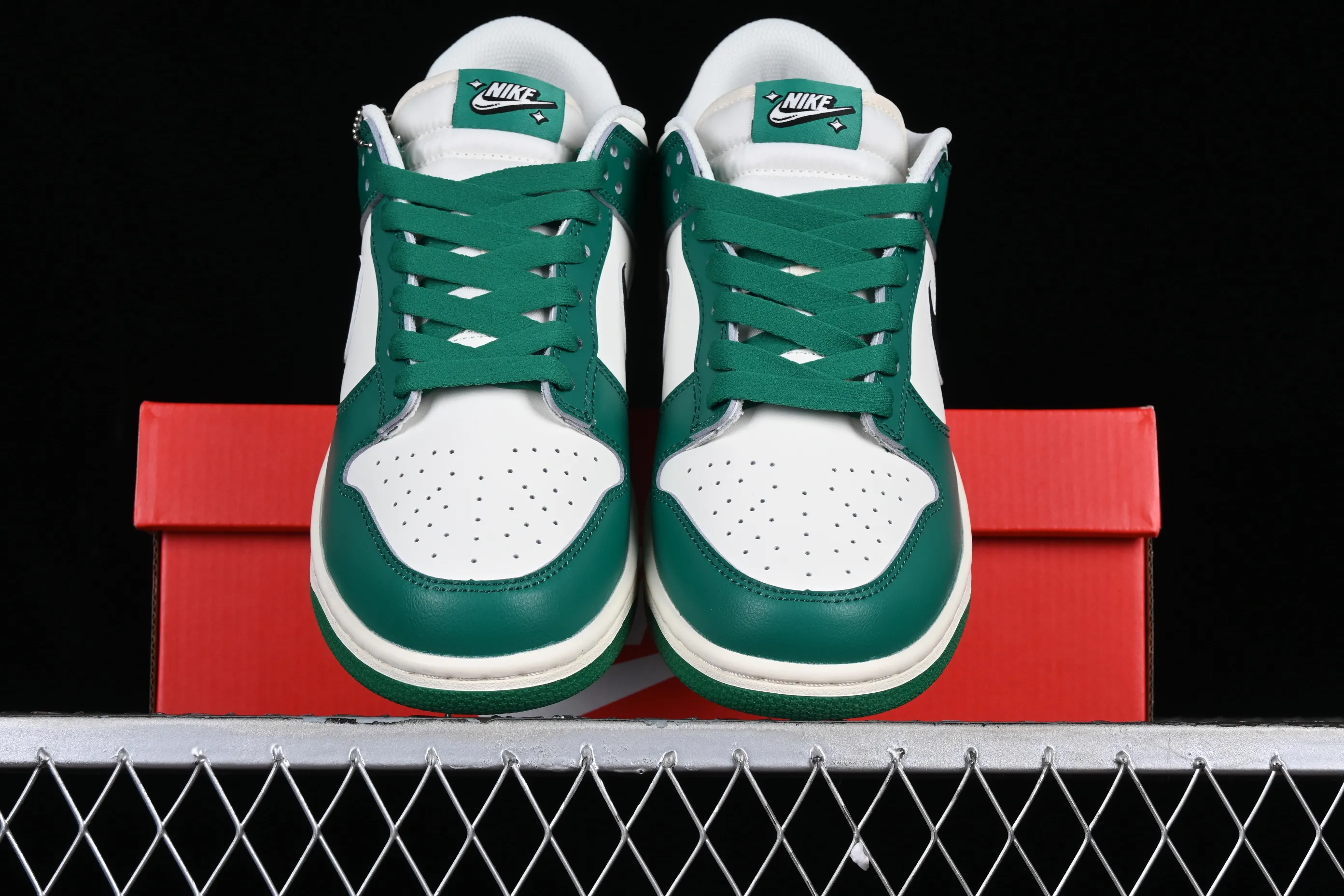 All Categories Nk SB Dunk Series Nk SB Dunk Low Low-top Sneakers Nk SB Dunk Low "Lottery" Heineken Color SB Smashed Backboard Fashion Casual Sneakers DR9654-100